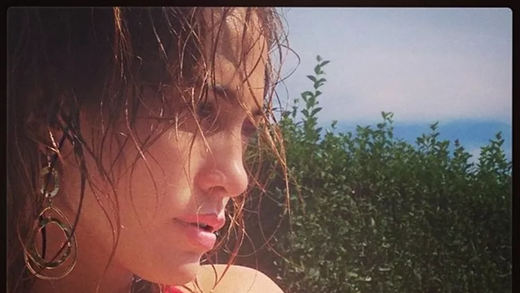Jennifer Lopez: Ποζάρει χωρίς ίχνος μακιγιάζ φορώντας το μαγιό της! 